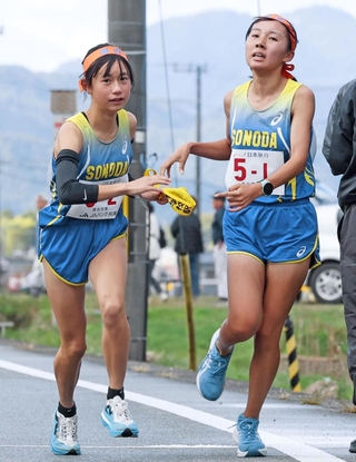女子・園田の１区早川侑希（右）からたすきを受ける２区五十嵐遥花（撮影・鈴木雅之）