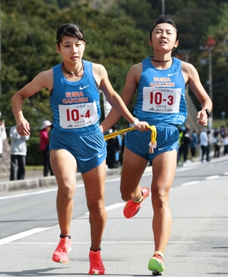 女子・須磨学園の３区西村美羽菜（右）からたすきを受ける４区伊藤彩由奈（撮影・鈴木雅之）