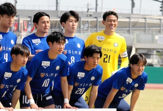 バサラ兵庫を引っ張るＧＫ清水（上段右端）とＭＦ中坂（下段右端）＝４月、姫路市ウインク陸上競技場