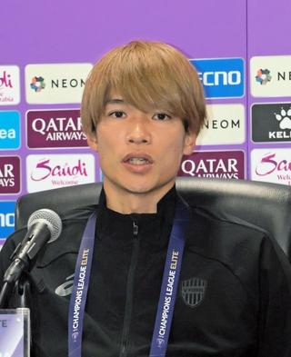 前日会見で勝利へ意気込んだ神戸の扇原（右）＝４日、ノエビアスタジアム神戸