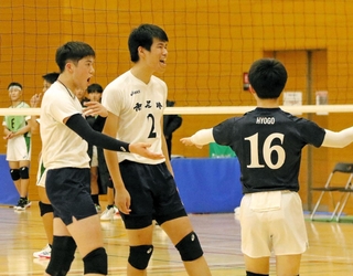男子準決勝・市尼崎－神戸弘陵　得点を喜ぶ市尼崎の（左から）ハントラクル、下村ら＝三田市ゆりのき台１、駒ケ谷体育館