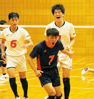 男子準決勝・神戸弘陵－姫路工　第３セット、得点を喜ぶ姫路工の（右から）今井、堀江、藤本