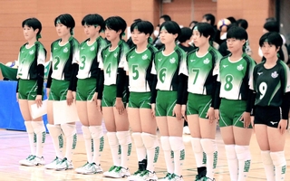 女子準々決勝で氷上に敗れ、整列する明石商の選手たち