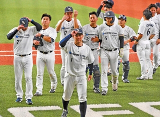 日本製鉄瀬戸内－ＪＲ東海　延長戦の末に敗れ、ベンチに引き揚げる日本製鉄瀬戸内の選手ら