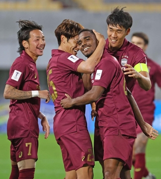神戸-蔚山　後半、先制ゴールを決め、アシストした鍬先（左から２人目）らと喜ぶジェアンパトリッキ（同３人目）＝撮影・丸山桃奈
