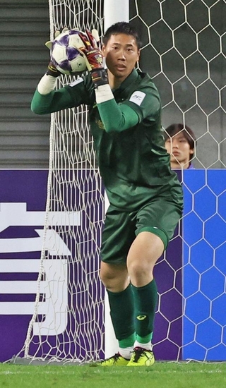 シュートをセーブする神戸の前川＝５日、ノエビアスタジアム神戸