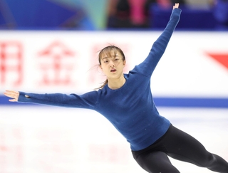 公式練習で調整する坂本花織＝東和薬品ラクタブドーム（撮影・中田匡峻）