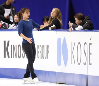 公式練習で中野園子コーチ（右）と話す坂本花織＝東和薬品ラクタブドーム（撮影・中田匡峻）