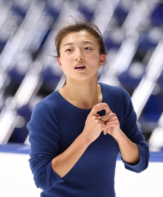 公式練習で調整する坂本花織＝東和薬品ラクタブドーム（撮影・中田匡峻）