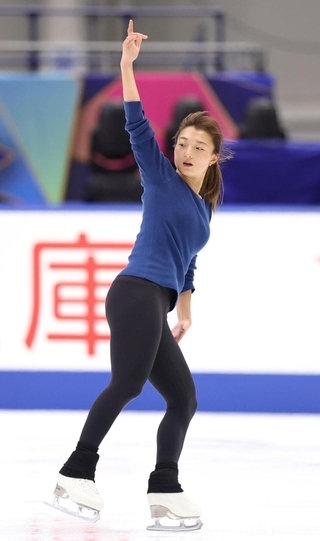 公式練習で調整する坂本花織＝東和薬品ラクタブドーム（撮影・中田匡峻）