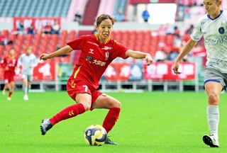 ノジマ相模原戦で３得点し、快勝に導いたＩＮＡＣ神戸の愛川＝２日、ノエビアスタジアム神戸