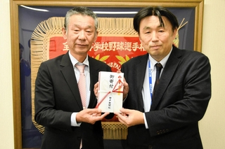 神戸新聞社の藤原学ＤＸ推進局長（右）から寄付金を受け取る兵庫県高野連の高橋滋理事長＝神戸市中央区古湊通２