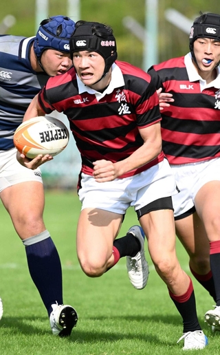 準決勝の後半、トライを決める報徳の平賀＝１日、神戸市須磨区のユニバー記念補助競技場