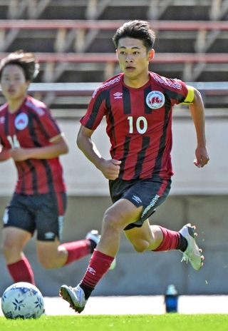 準決勝の神戸科技戦でチームを引っ張った三田学園の佐伯主将＝３日、ユニバー記念競技場