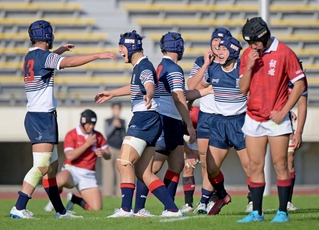 報徳を破って優勝し、喜ぶ関学の選手たち＝神戸市須磨区、ユニバー記念競技場（撮影・大田将之）