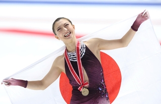 女子で２連覇し、日の丸を背負って笑顔を見せる坂本花織＝東和薬品ラクタブドーム（撮影・中田匡峻）