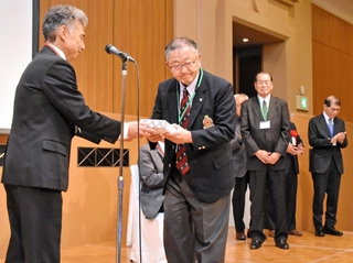 式典で功労者賞を受け取る元指導者ら（中央）＝神戸市東灘区、神戸ベイシェラトンホテル＆タワーズ