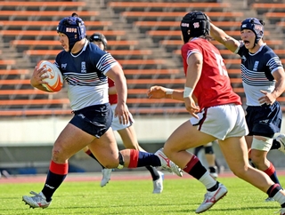 報徳ー関学　後半、関学・根木（左）がトライを決める（撮影・大田将之） 