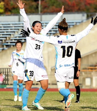 ＡＳハリマ－常葉大橘高　前半、先制点を決め、千葉（１０）と喜ぶＡＳハリマの椎野（３３）