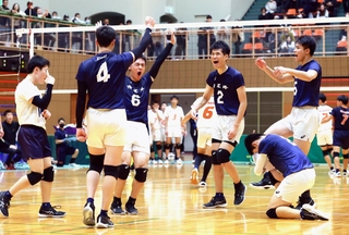 男子決勝・市尼崎-姫路工　第３セット、得点を決めて喜ぶ市尼崎の選手たち＝県立総合体育館（撮影・鈴木雅之）