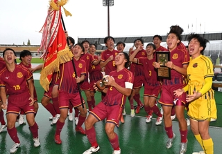 跳びはねて優勝を喜ぶ神戸弘陵イレブン＝（撮影・斎藤雅志）