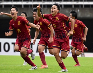 三田学園-神戸弘陵　後半、神戸弘陵の池（１１）がゴールを決め、２-１と勝ち越す（撮影・斎藤雅志）