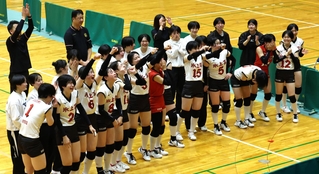 女子決勝・日ノ本-氷上　優勝を決めて応援団に笑顔であいさつする氷上の選手たち（撮影・鈴木雅之）