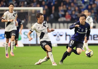 Ｇ大阪-神戸　前半、相手とボールを奪い合う神戸の本多（中央）＝撮影・吉田敦史