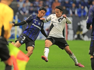 Ｇ大阪-神戸　前半、相手とボールを奪い合う神戸の広瀬（右）＝撮影・吉田敦史