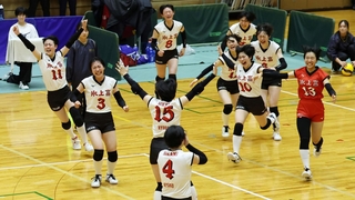 女子決勝・日ノ本-氷上　フルセットの末、日ノ本を破り、喜ぶ氷上の選手たち（撮影・鈴木雅之）