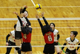 女子決勝・日ノ本-氷上　第２セット、スパイクを打ち込む氷上の溝上（撮影・鈴木雅之）