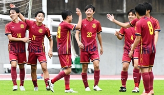 優勝して喜ぶ神戸弘陵イレブン＝９日、三木市の三木総合防災公園（撮影・斎藤雅志）