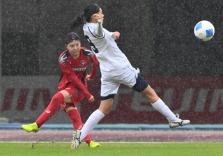 日ノ本-神戸弘陵　前半、シュートを放つ日ノ本の高橋（左）＝９日、三木総合防災公園（撮影・斎藤雅志）