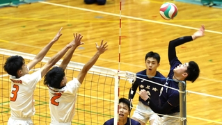 男子決勝・市尼崎-姫路工　第１セット、アタックを打つ市尼崎のハントラクル（撮影・鈴木雅之）