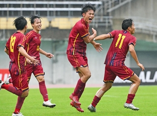 三田学園－神戸弘陵　前半、ゴールを決めて喜ぶ神戸弘陵の梅原（右から２人目）＝撮影・斎藤雅志