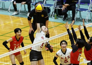 女子決勝・日ノ本-氷上　第５セット、スパイクを打ち込む氷上の溝上（撮影・鈴木雅之）