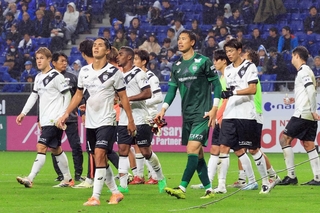 Ｇ大阪と引き分けて優勝の可能性がなくなり、肩を落とす神戸イレブン（撮影・吉田敦史）