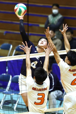 男子決勝・市尼崎－姫路工　第１セット、アタックを打つ市尼崎のハントラクル