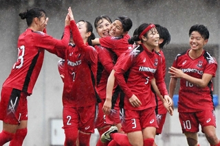 日ノ本－神戸弘陵　後半、高橋あ（左から３人目）が決勝ゴールを決め、喜ぶ日ノ本イレブン（撮影・斎藤雅志）