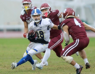 関学大－立命大　第２クオーター、突進する関学大の星野太（１８）