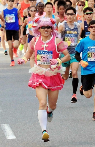 コスプレで本格的な走りを披露する再田光進さん