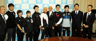 デフリンピックに出場する兵庫県内在住の選手ら＝５日、兵庫県庁