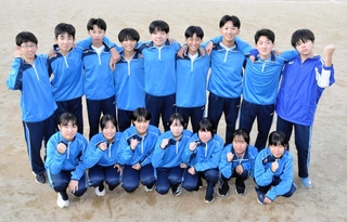 兵庫県中学校駅伝に男子は１０年ぶり、女子は１３年ぶりの出場となる山南の選手たち＝丹波市山南町谷川の同校