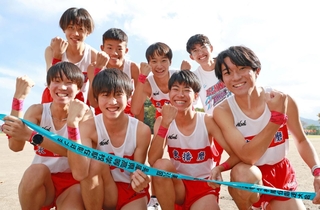 ２年ぶりの近畿大会出場を果たした男子・東播磨の選手たち＝丹波篠山市内（撮影・鈴木雅之）