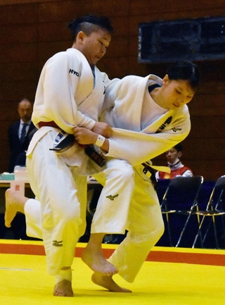 女子団体決勝　相手を攻め立てる神院大付の佐藤（右）＝高砂市、同市総合体育館