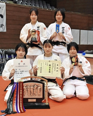 女子団体初優勝を喜ぶ神院大付のメンバー＝高砂市、同市総合体育館