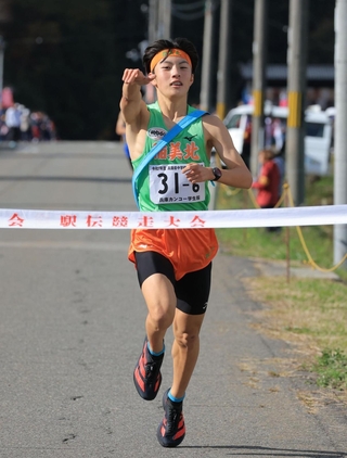ポーズを決めてフィニッシュする男子・稲美北のアンカー山田遼翔＝豊岡市日高町（撮影・吉田敦史）
