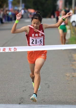 トップでフィニッシュする女子・星陵台のアンカー平野凜明＝豊岡市日高町（撮影・吉田敦史）