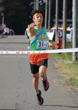 ポーズを決めてフィニッシュする男子・稲美北のアンカー山田遼翔＝豊岡市日高町（撮影・吉田敦史）