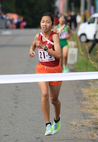 トップでフィニッシュする女子・星陵台のアンカー平野凜明＝豊岡市日高町（撮影・吉田敦史）